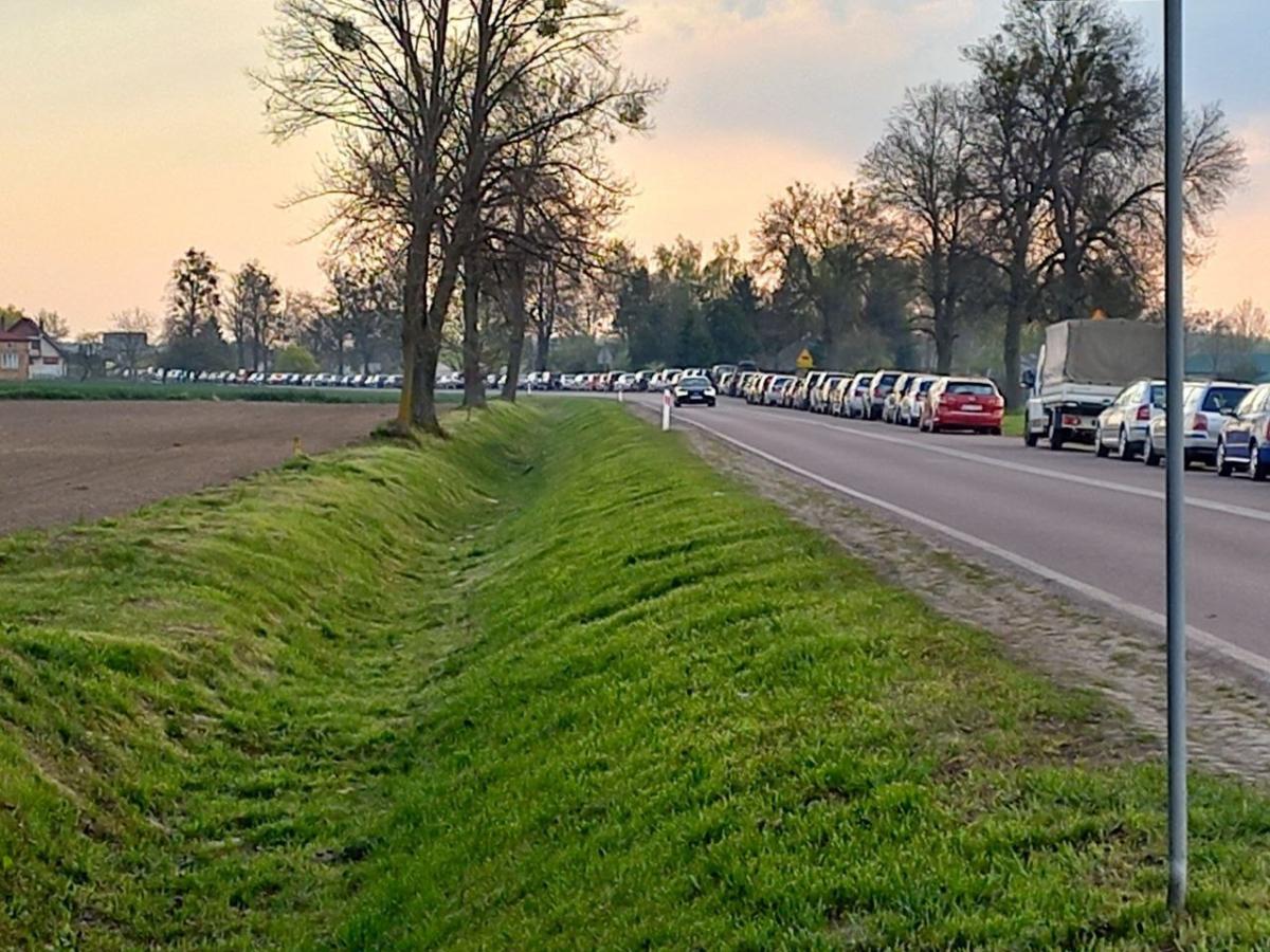 Line of cars to enter Ukraine from Poland  ­