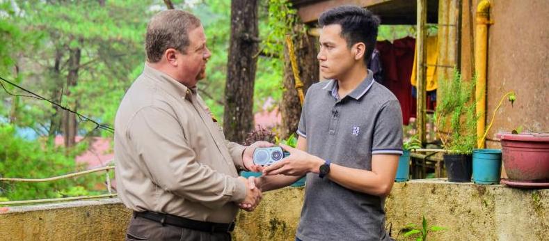 Chris Swinford handing Ed-Mark Delacion the 10,000th Solar Player